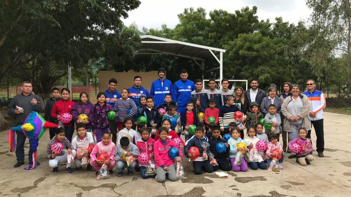 Dibujan sonrisas a pequeños