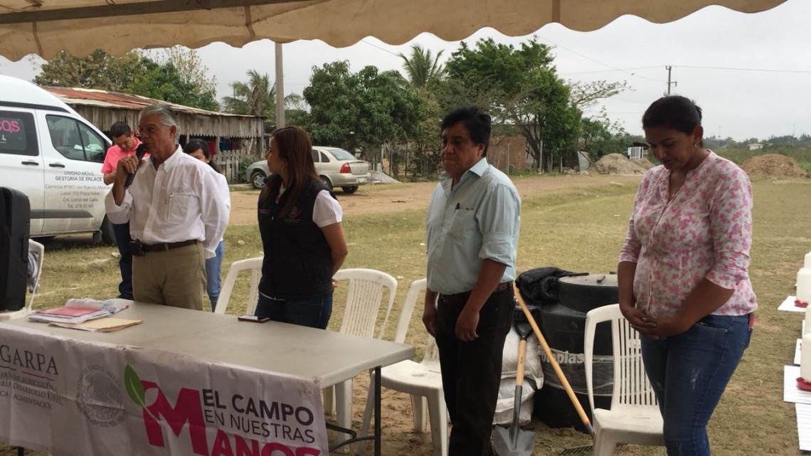 Diputada entrega apoyos en el Chispus