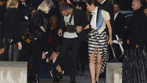 Justin Timberlake fue atacado por un bromista en la Semana de la Moda de París
