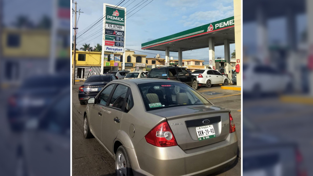 Automovilistas hacen fila para cargar gasolina a bajo costo