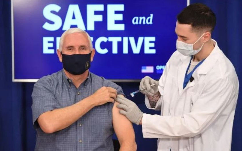 Mike Pence se vacuna en público para generar confianza