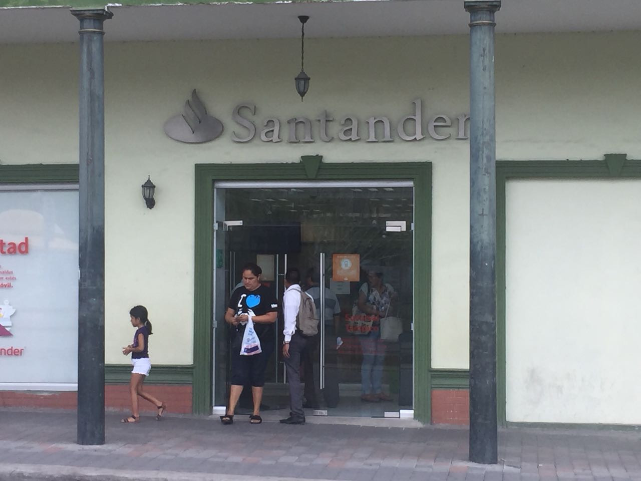 Asaltan a mano armada Banco Santander en Centro Histórico