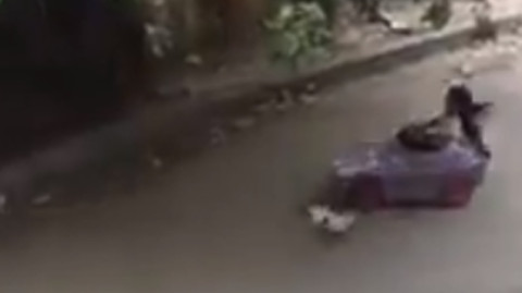 Como de película, niña estuvo a punto de volcar su vehículo