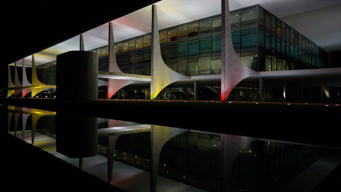 Rinden tributo a víctimas del ataque en Barcelona alrededor del mundo