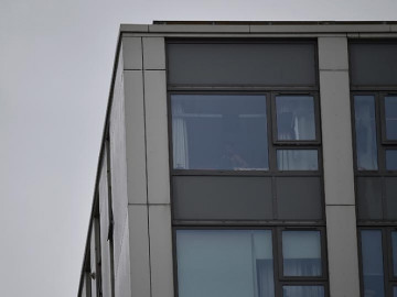 Niña cae del cuarto piso de un edifico y muere