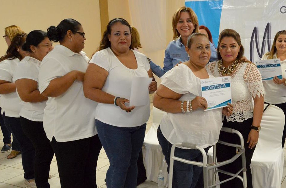 Rosy Corro entrega constancias del curso mujeres sostenibles