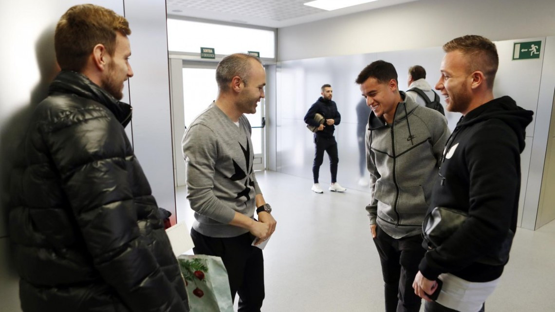 Iniesta se reencuentra con sus compañeros del Barça
