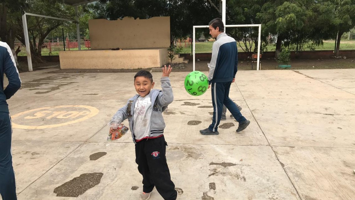 Dibujan sonrisas a pequeños
