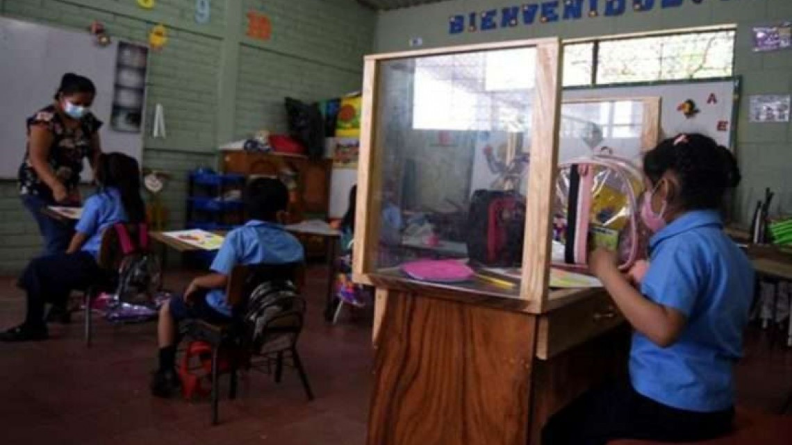 Carpintero diseña y construye pupitre anti COVID-19 para su hija