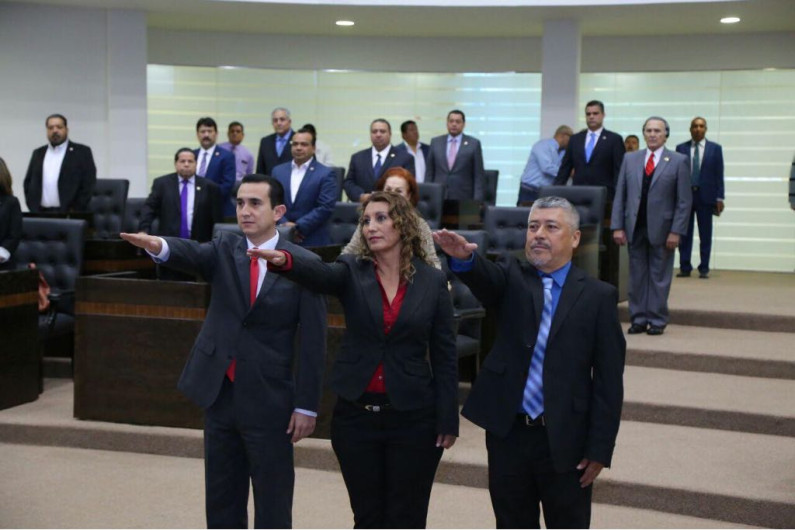 Toman protesta suplentes en el Congreso