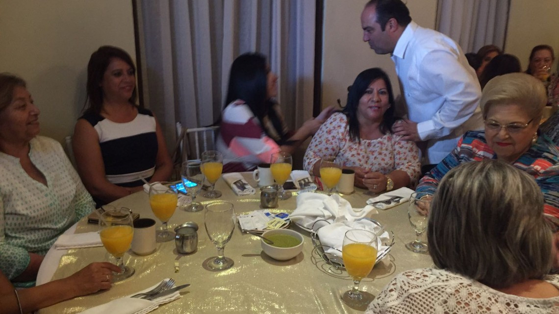 Carlos García convive con mamás de Matamoros 