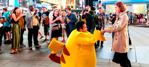 Pide matrimonio ¡Disfrazado de Pikachu!
