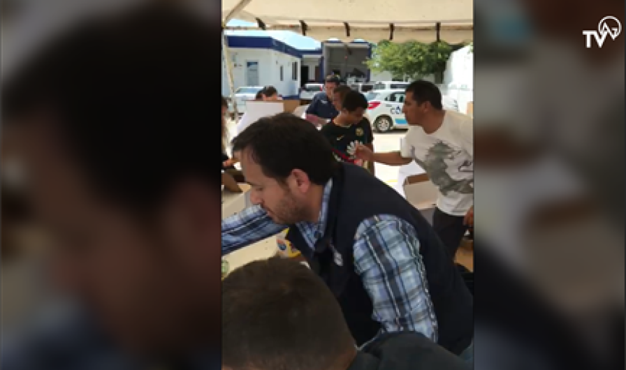 Empleados de Comapa Río Bravo clasifican víveres 