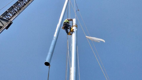 Instala Gobierno Municipal megapostes para iluminar Carretera Nacional y Ribereña