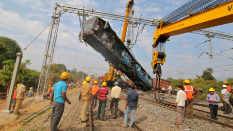 Al menos 39 personas muertas deja descarrilamiento de un tren en India