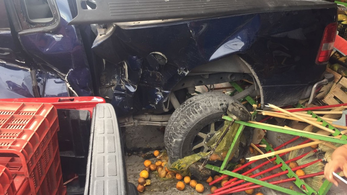 Camioneta quiso ganarle a tren y este la avienta 