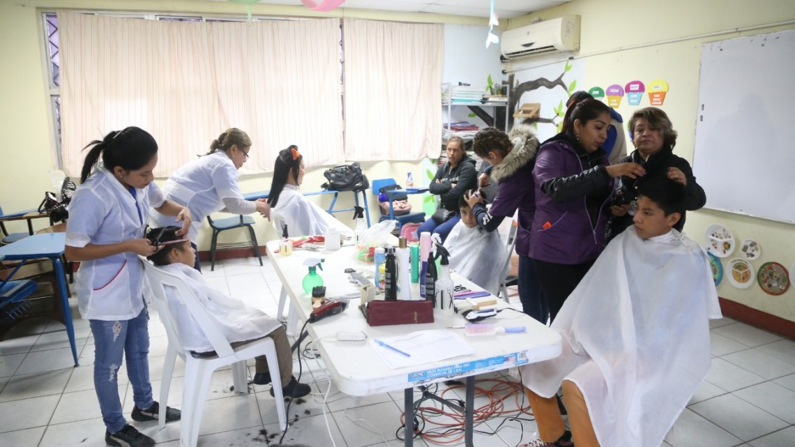 Maki recibe a ciudadanos en Lomas de Valle Alto