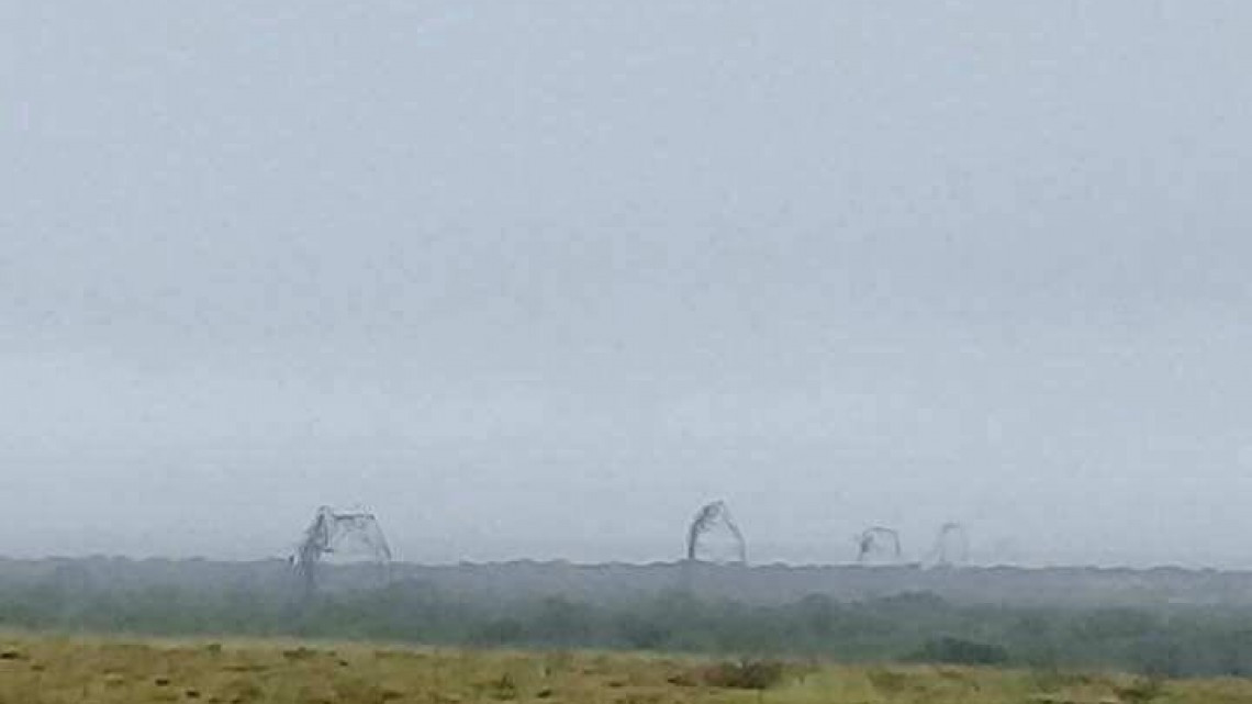 Tornado tira torre y deja sin electricidad a la frontera