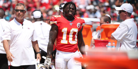 Tyreek Hill es baja por lo menos mes por una lesión en la clavícula