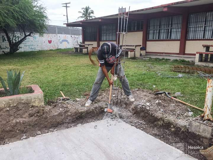 Trabajan en la construcción de una barda en la Secundaria Técnica 61