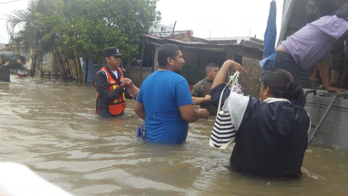 Familias son auxiliadas por autoridades, tras inundarse sus sectores