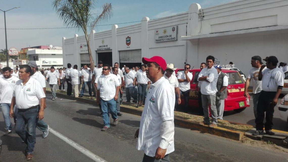 Bloquean choferes Av. Hidalgo, piden destitución de director de Tránsito