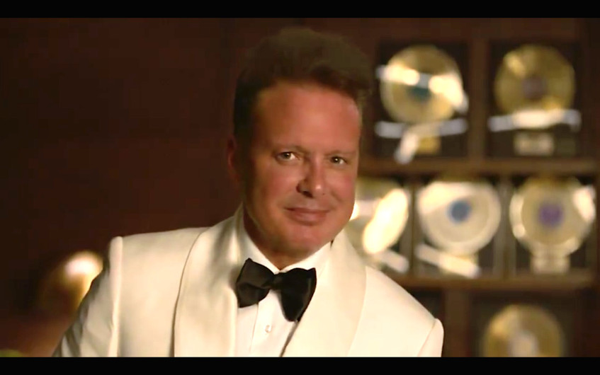 Luis Miguel promociona elegantemente Uber Eats 