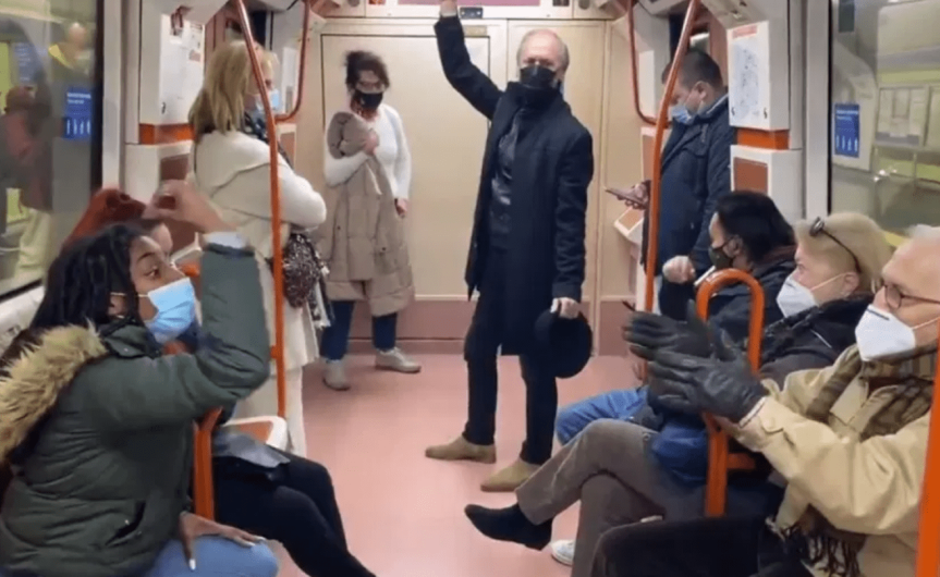 Discusión entre joven y un anciano por el uso de cubrebocas en el metro de Madrid