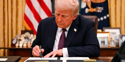 Juez bloquea temporalmente orden de Trump de cancelar la ciudadanía por nacimiento