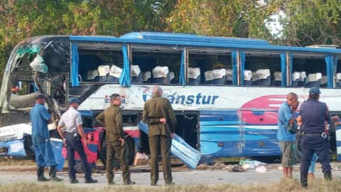 Al menos cuatro muertos y 28 heridos tras volcadura de autobús en Cuba 