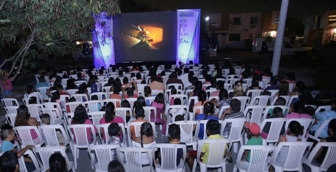 Fomentan convivencia con "Cine en tu Colonia"