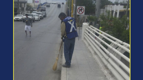 Limpian cuadrillas municipales puentes vehiculares