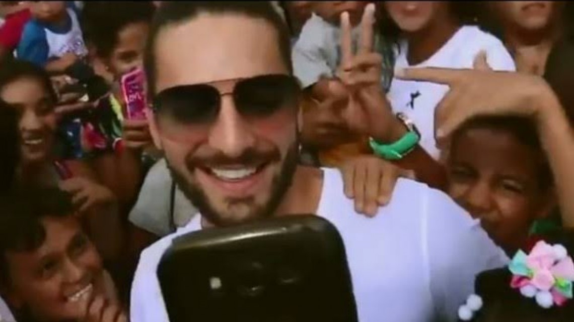 Maluma entrega regalos de Navidad a niños en Colombia 