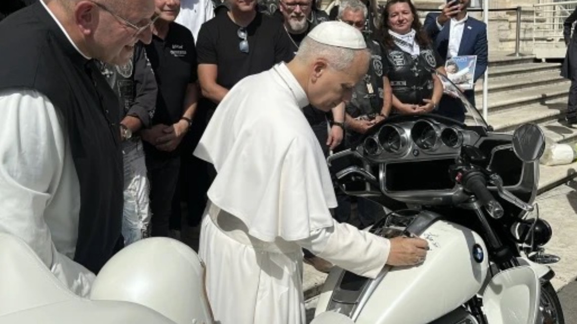 Una BMW papal: la moto de León XIV que recauda fondos para niños en África