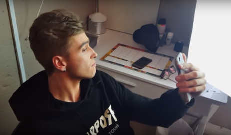 Chico causa furor con broma disfrazado de Justin Bieber