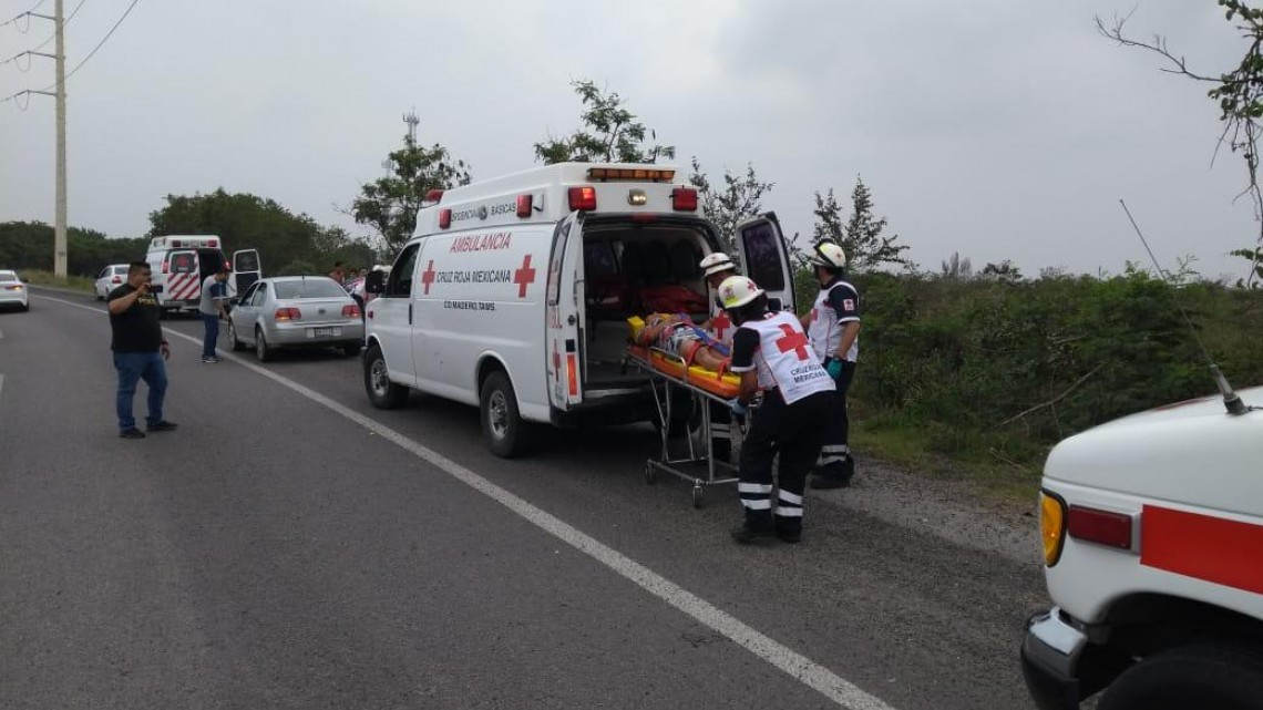 Ocho lesionados en volcadura de unidad de transporte público