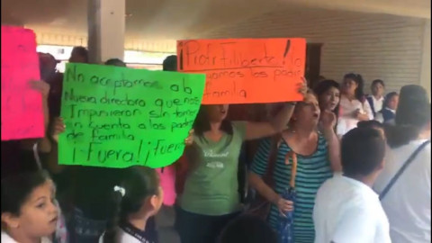 Mamás arman zafarrancho para defender a director destituido