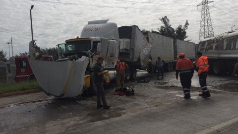 Chocan trailers y generan caos vial en Altamira