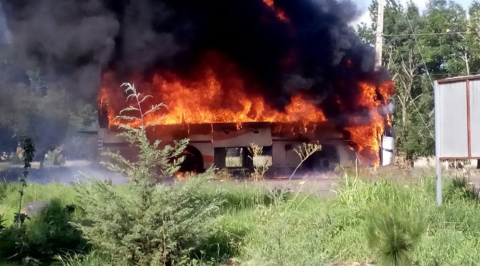 Se enfrentan normalistas con Policía de Michoacán, un herido