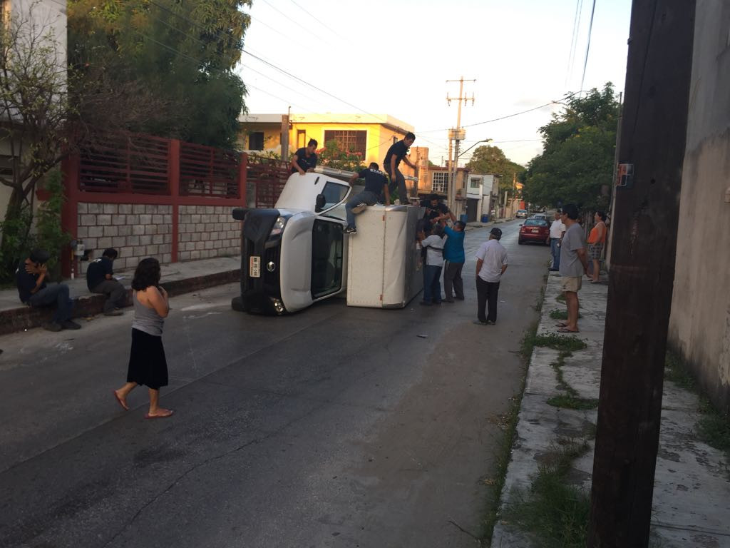 Exceso de velocidad genera volcadura en calle secundaria