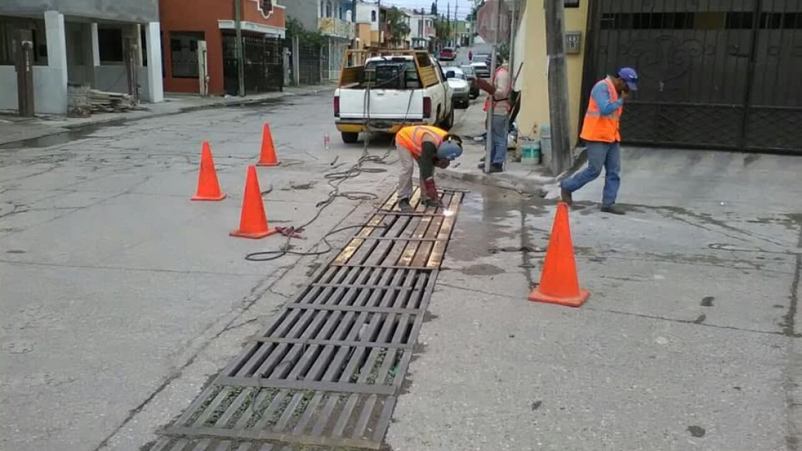 Realizan mantenimiento de rejillas pluviales