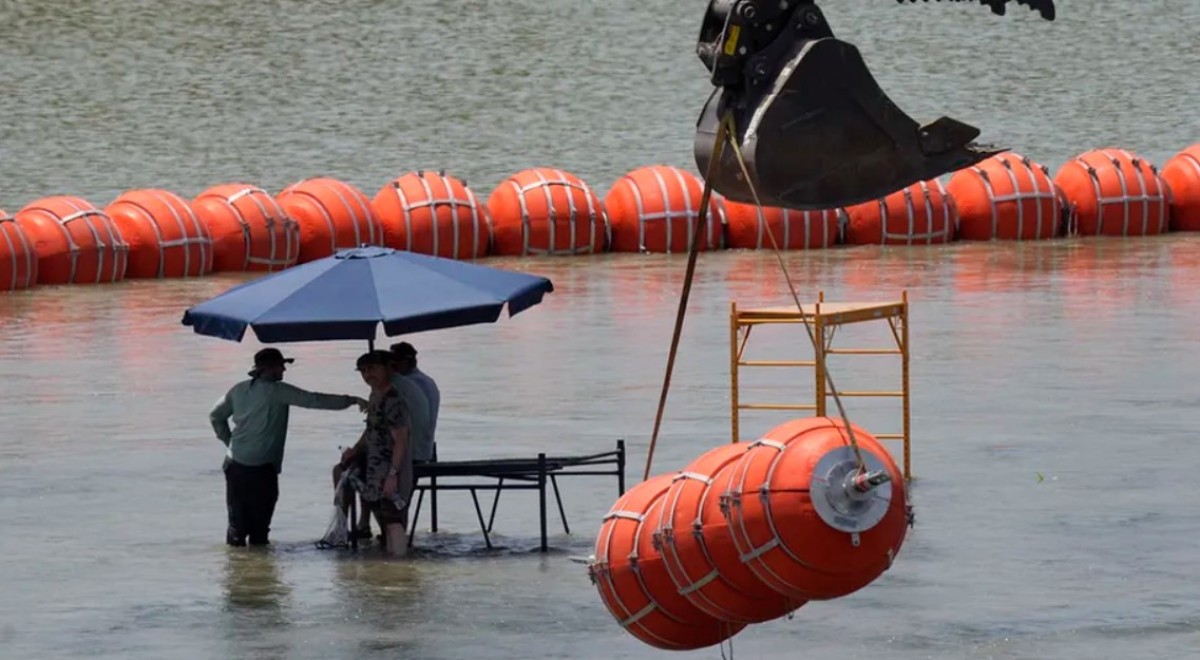  Presenta gobierno de Joe Biden demanda contra gobernador de Texas por boyas en Río Bravo