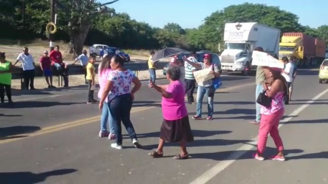 Residente de Altamira bloquean libramiento poniente, exigiendo liberación de su acceso