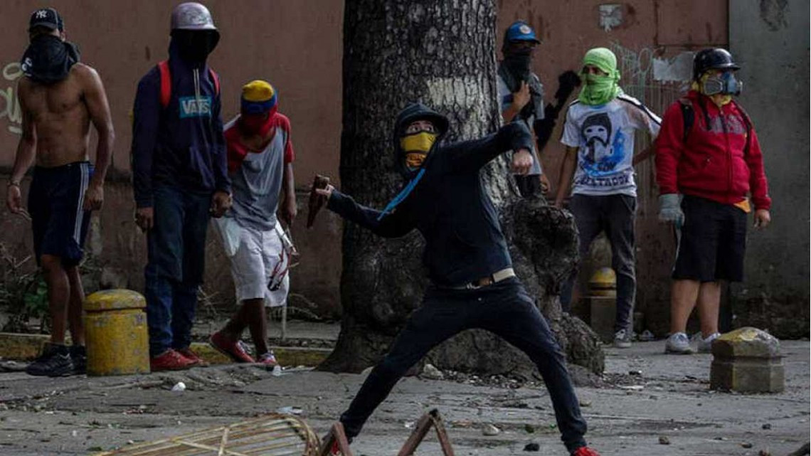 Al menos dos muertos en huelga general de Venezuela