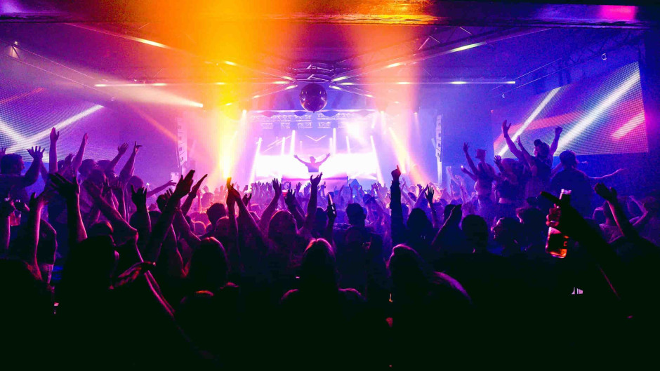 Bebé nace en un club nocturno y le regalan entradas de por vida