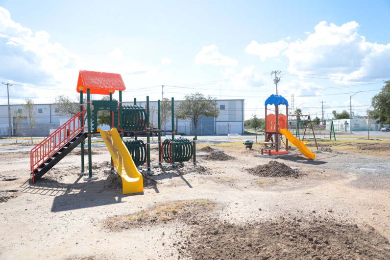 Gobierno Municipal construye área de juegos y aparatos ejercitadores en la plaza Silao 