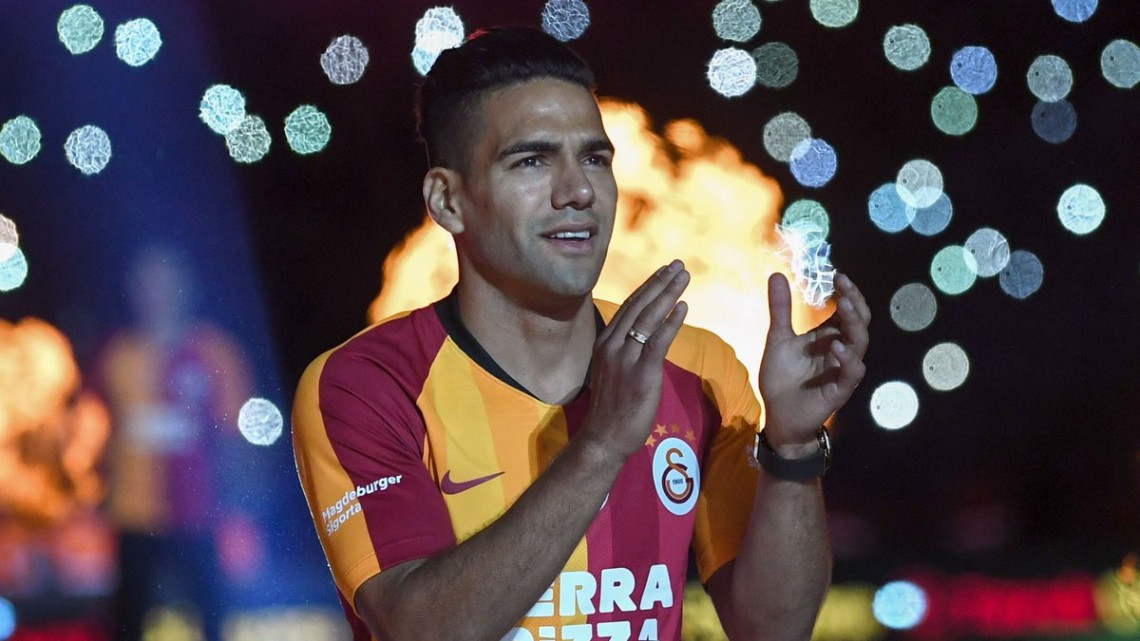 El estadio del Galatasaray ruge con la presentación de Falcao