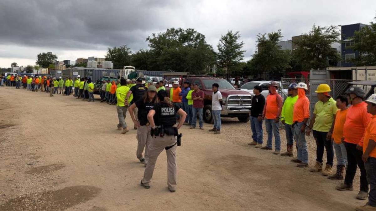 Arrestan a más de cien migrantes en redada en obra de construcción en Florida