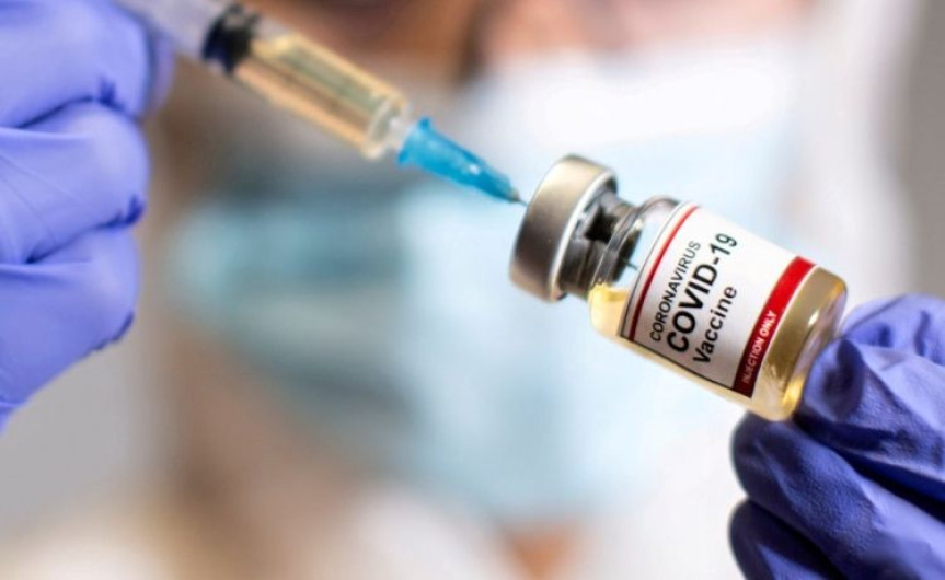 Con brazo falso, sujeto en Italia intenta vacunarse contra el coronavirus