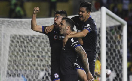 Cruz Azul gana, se acerca a liguilla y deja fuera a Chivas